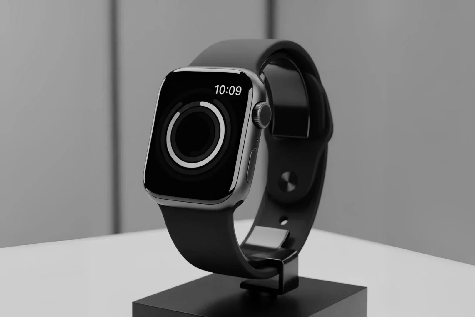 Apple Watch Series 11 mit schwarzem Sportarmband auf Präsentationsständer – elegantes Display mit modernem Zifferblatt