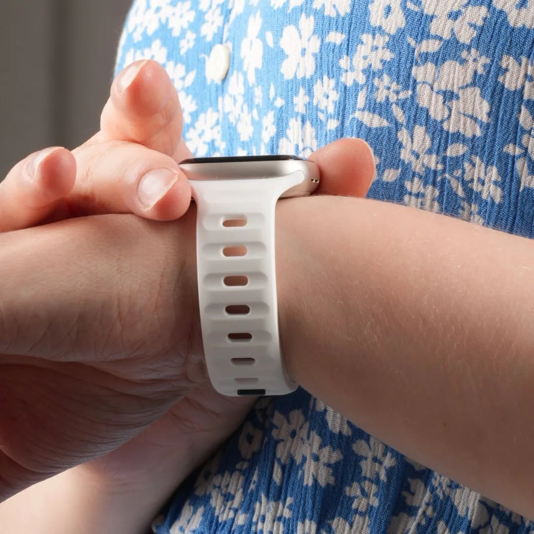 Schlichtes Apple Watch Silikonarmband von Breband für jeden Tag #farbe_Weiß