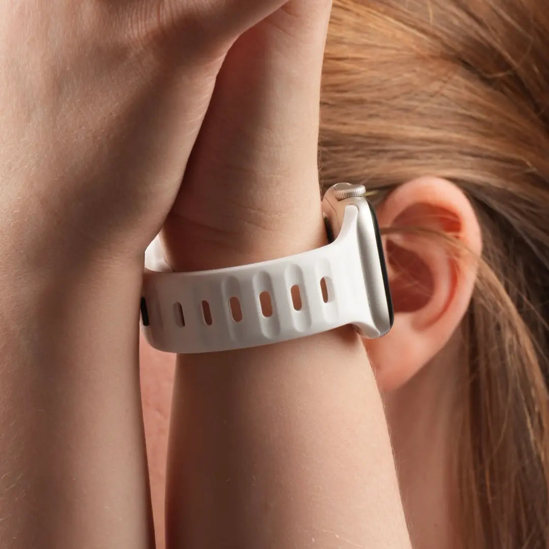 Sportliches Silikonarmband von Breband für Apple Watch Modelle #farbe_Weiß