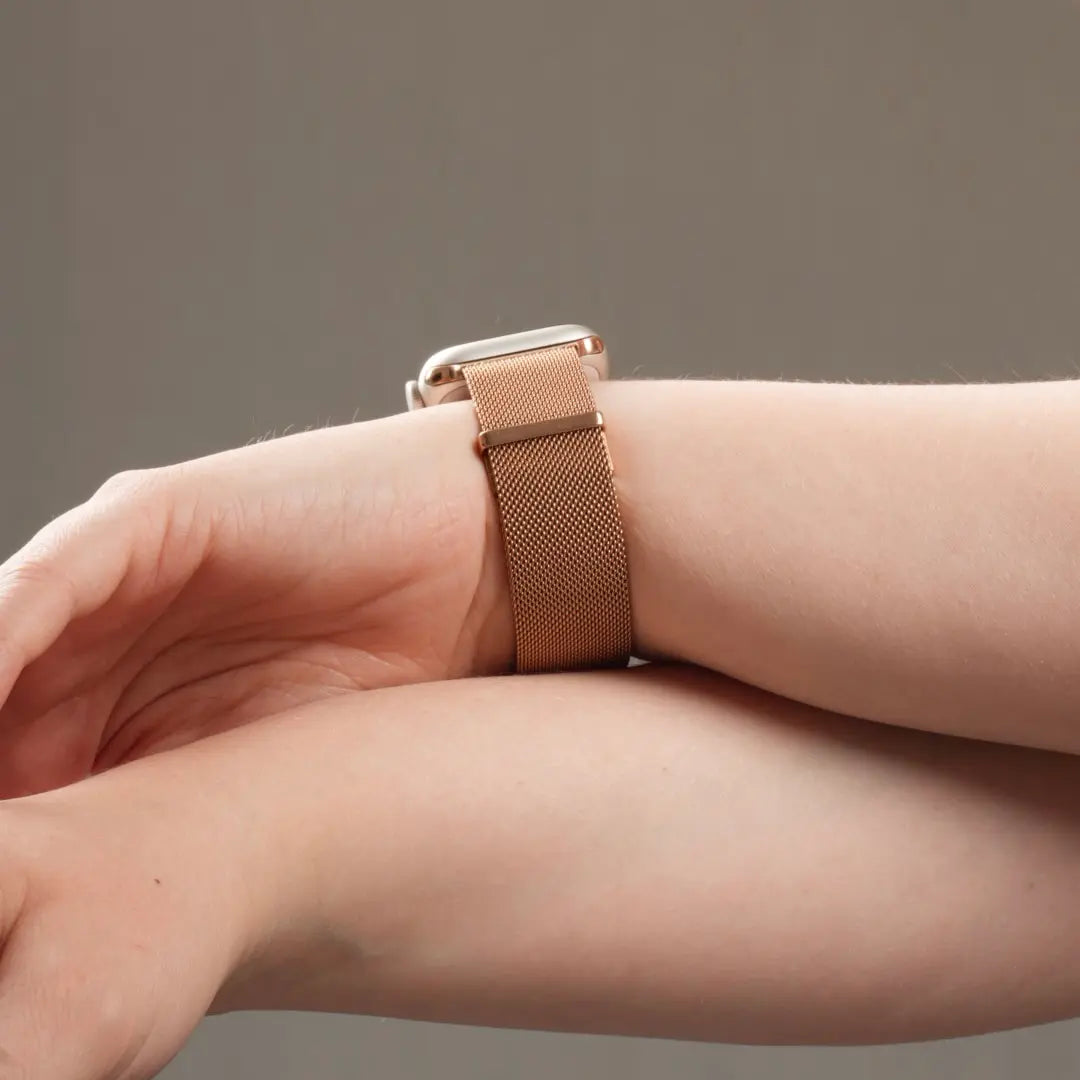Apple Watch milanaise Armband am Handgelenk getragen in Roségold #farbe_Roségold