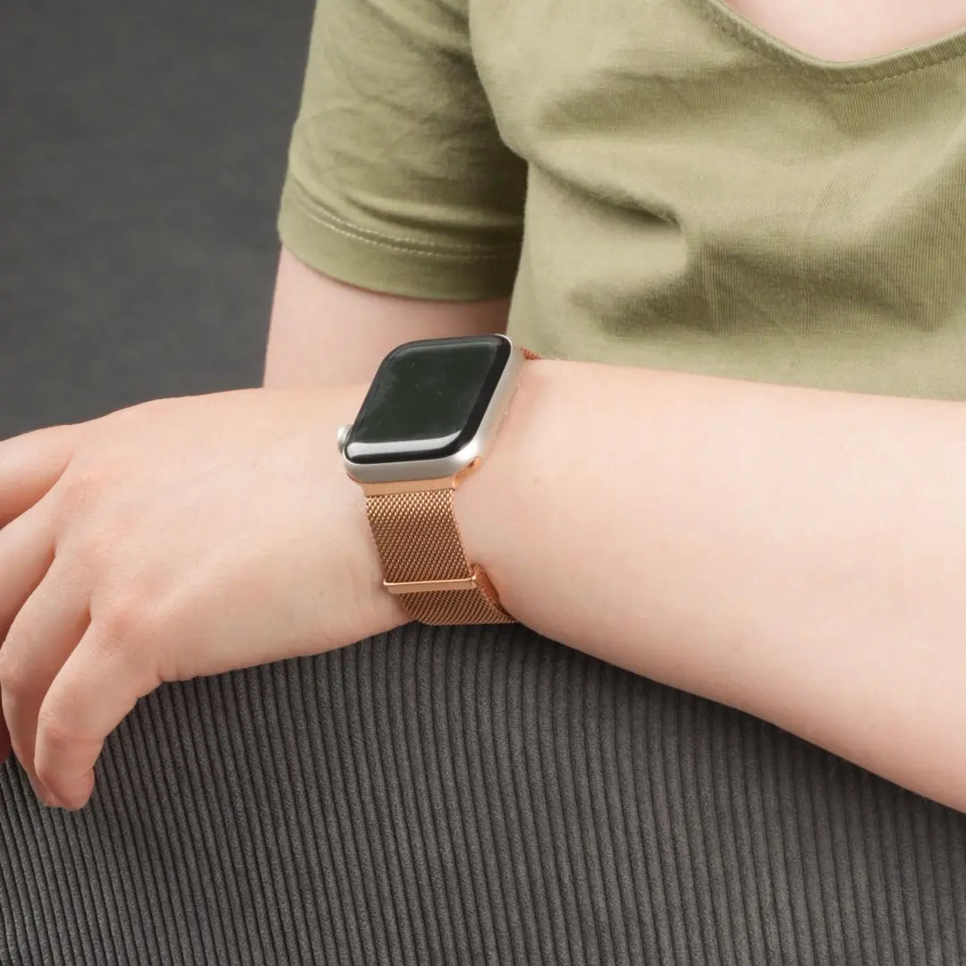 Apple Watch milanaise Armband am Handgelenk getragen #farbe_Roségold