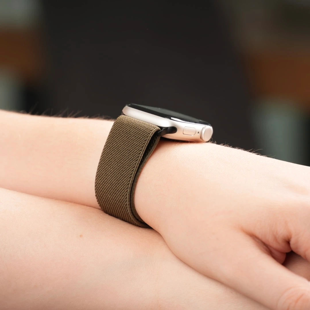 Atmungsaktives, elastisches Armband von Breband für Apple Watch, Farbe Olivgrün – #farbe_Dunkelgrün