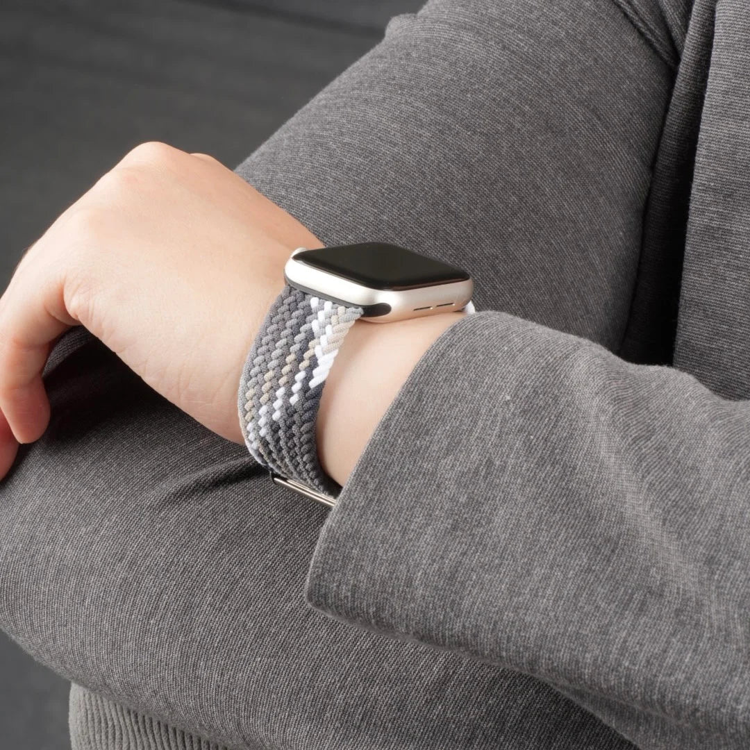 Geflochtenes Nylonarmband in Grau-Tönen an Apple Watch am Handgelenk. #farbe_Monochrom