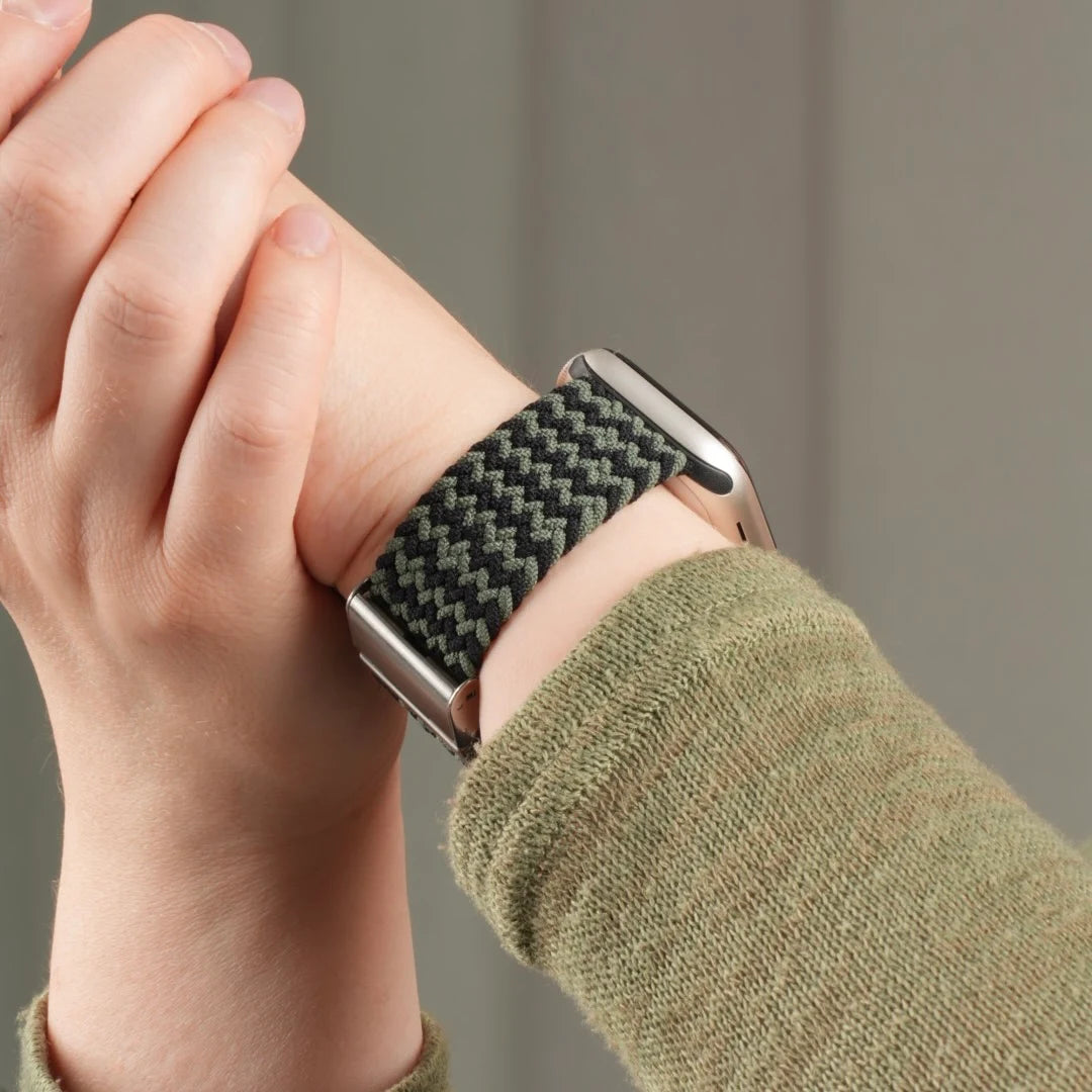 Colorbraid Armband in Olivgrün-Schwarz an Apple Watch. #farbe_Olivgrün/ Schwarz