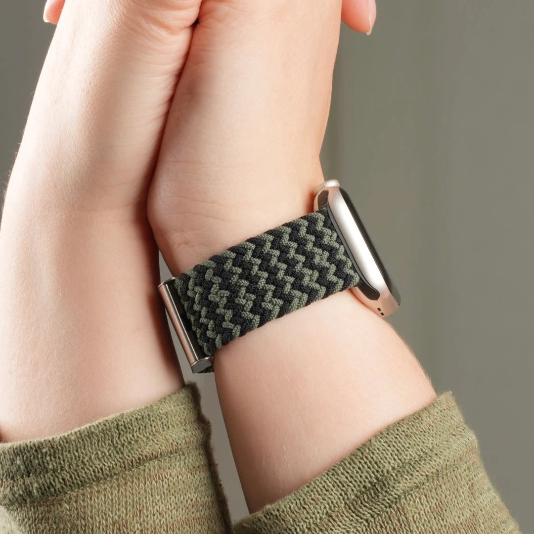Apple Watch mit sportlichem Nylonarmband in Olivgrün und Schwarz. #farbe_Olivgrün/ Schwarz