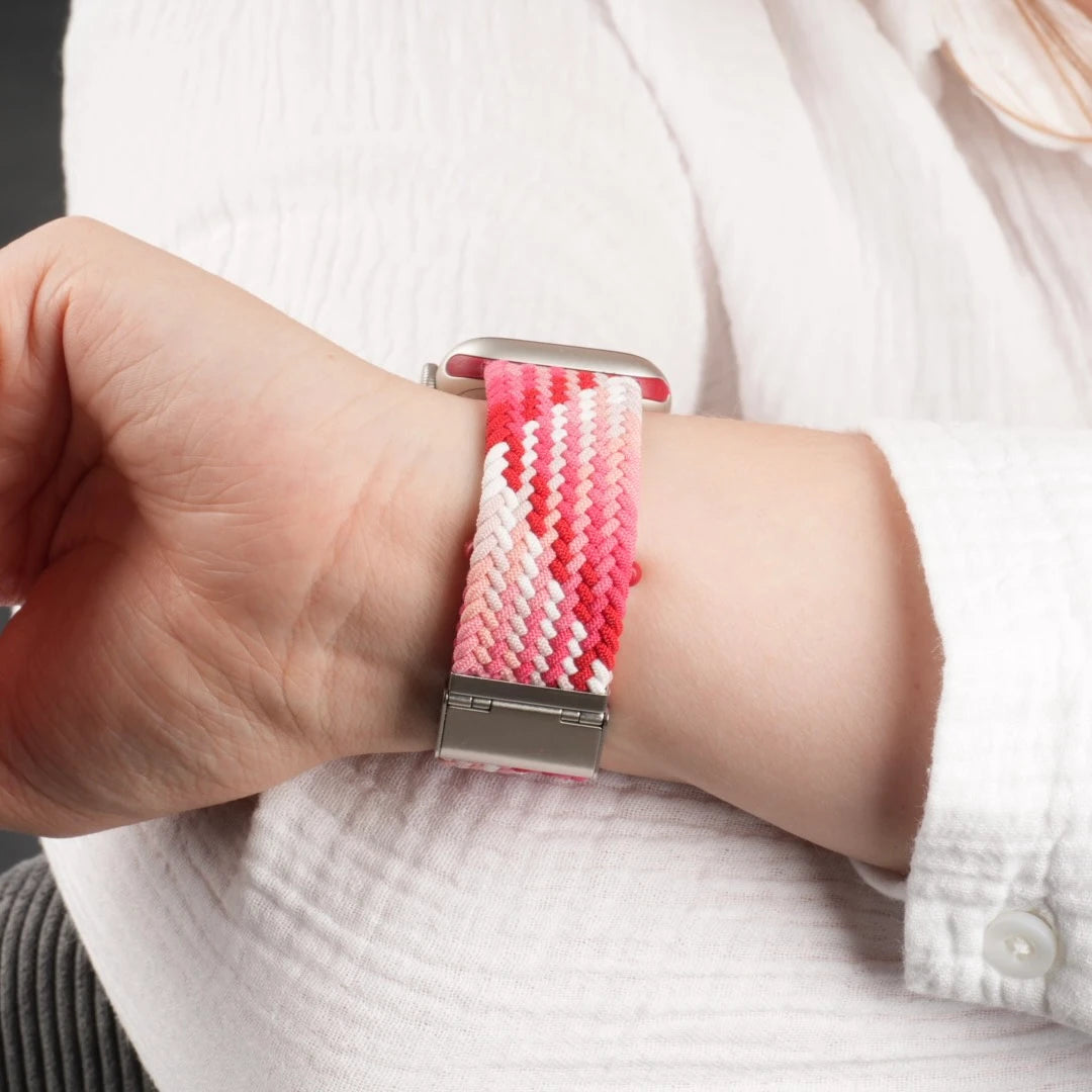 Apple Watch mit sportlichem Armband in Strawberry-Design. #farbe_Strawberry