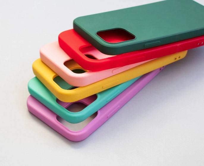 Stapel bunter Apple Handyhüllen aus Silikon, in verschiedenen Farben.