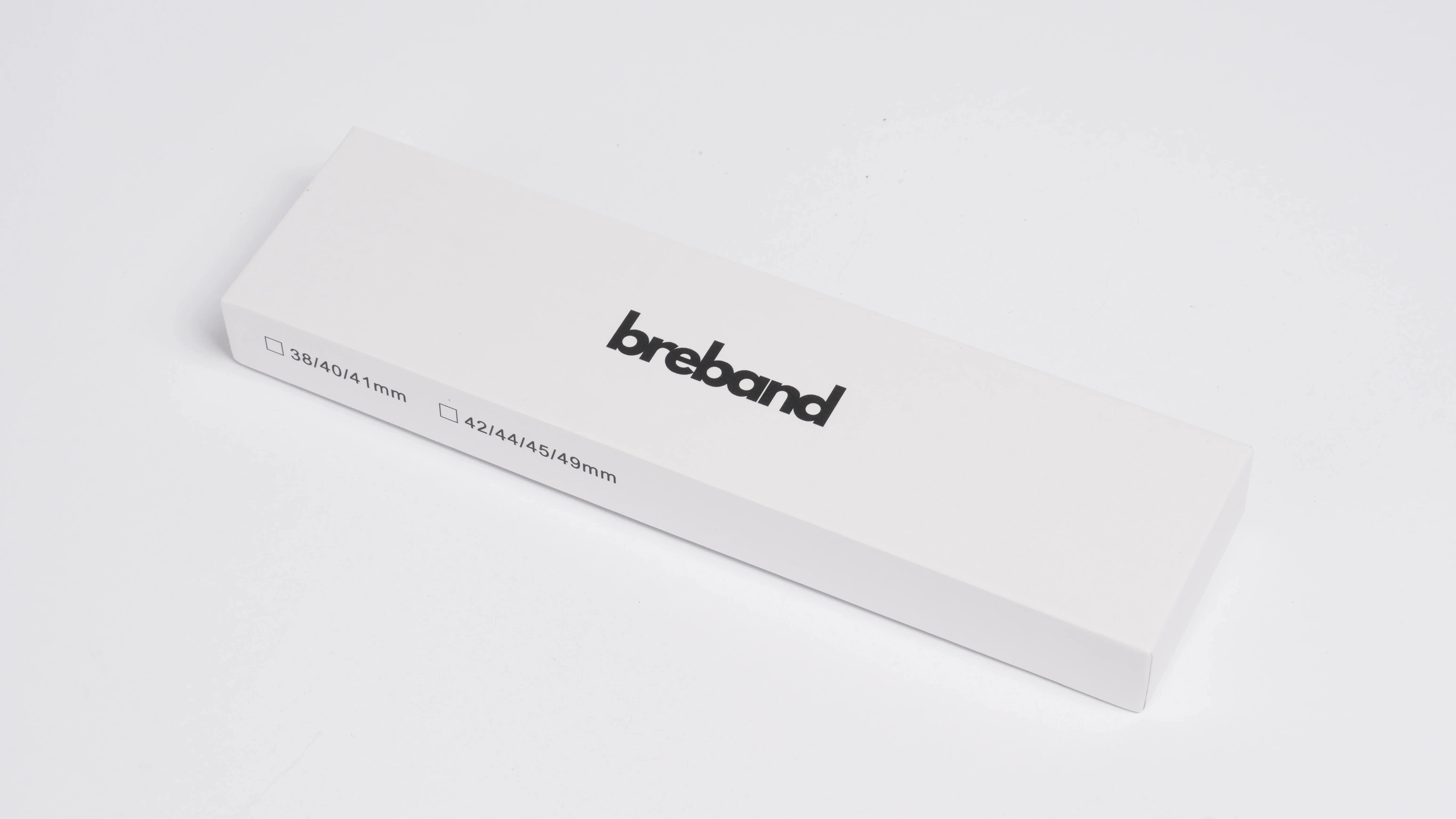 Weiße Produktverpackung von breband mit Größenangaben für Apple Watch Armbänder (38/40/41 mm und 42/44/45/49 mm)