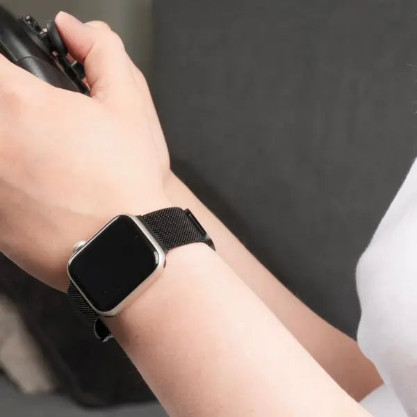 Milanaise Armband in Schwarz für Apple Watch am Handgelenk