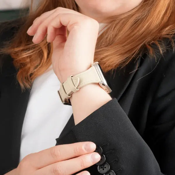 Elegantes Lederarmband in Beige für die Apple Watch getragen im Business-Outfit
