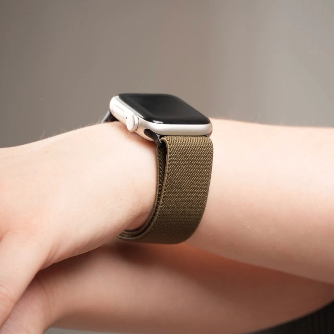 Elastisches Apple Watch Armband von Breband in Olivgrün mit robustem Stoffmaterial – #farbe_Dunkelgrün