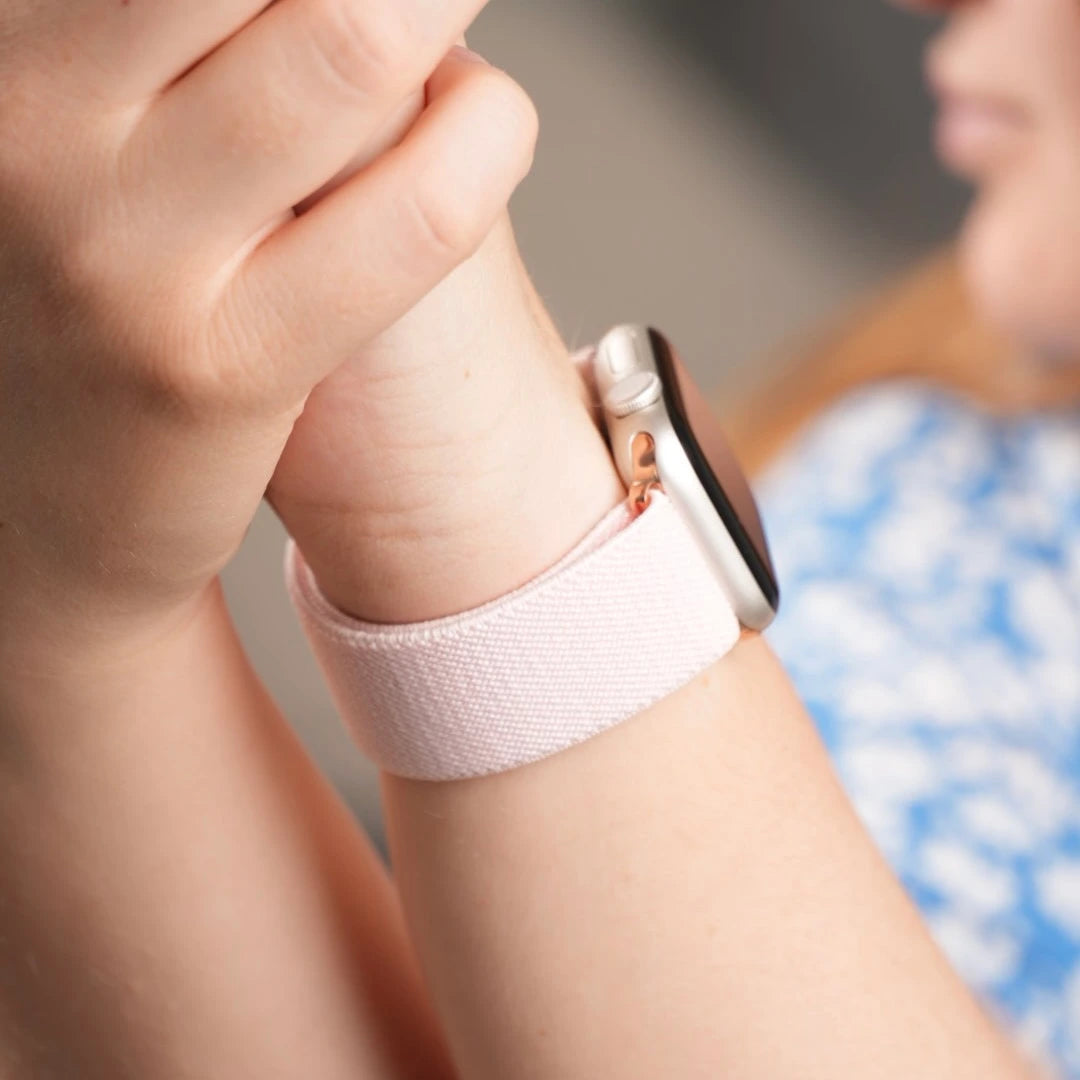Elastisches rosa Apple Watch Armband von Breband mit praktischem Hakenverschluss #farbe_rosa