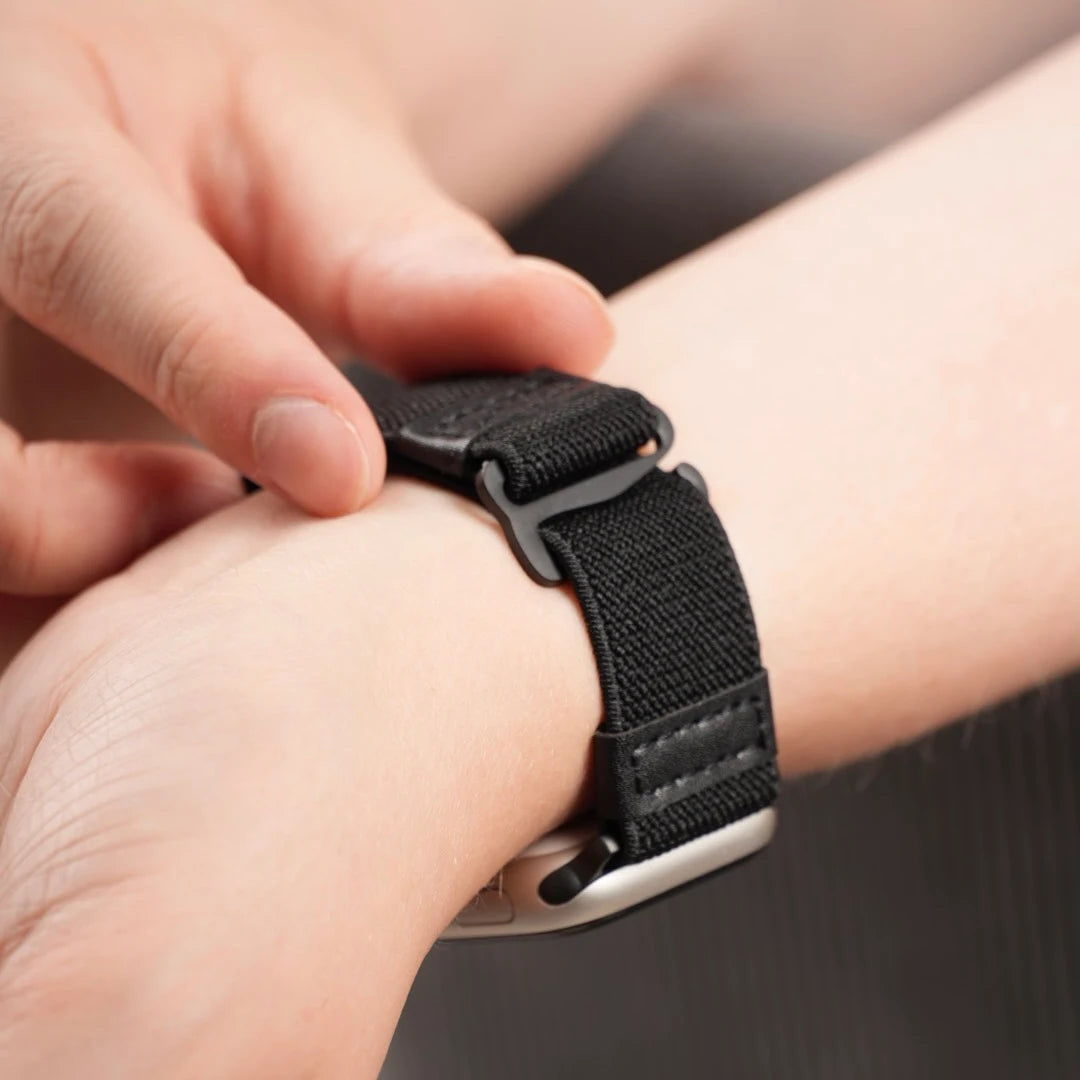 Schwarzes Hook Elastic Armband für Apple Watch von Breband  flexibles Nylonband mit sicherem Halt #farbe_schwarz